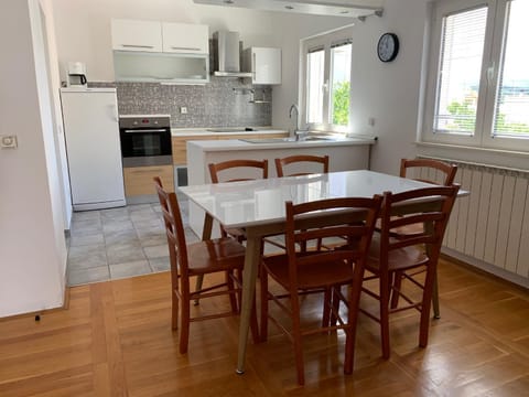 Kitchen or kitchenette, Dining area