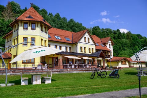 Property building, Restaurant/places to eat, Balcony/Terrace