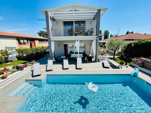 Property building, Day, Pool view, Swimming pool, sunbed