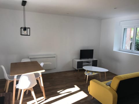 Communal lounge/ TV room, TV and multimedia, Living room, Dining area