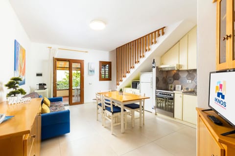 TV and multimedia, Kitchen or kitchenette, Living room, Dining area, Garden view, Breakfast
