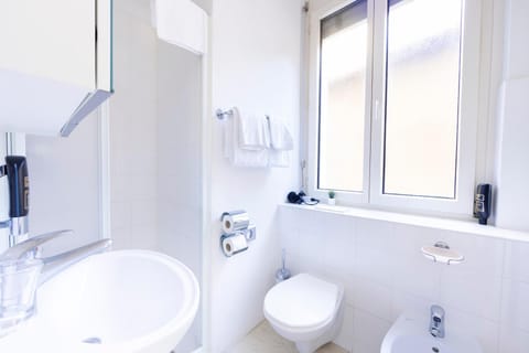 Shower, Toilet, Bathroom, bidet, towels