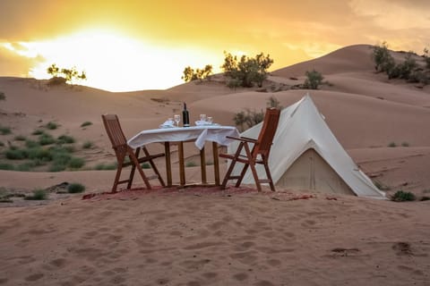 Restaurant/places to eat, Off site, Food and drinks, Other, Area and facilities, Breakfast, Alcoholic drinks