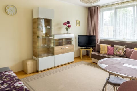 Bed, Living room, Photo of the whole room, Seating area, Bedroom