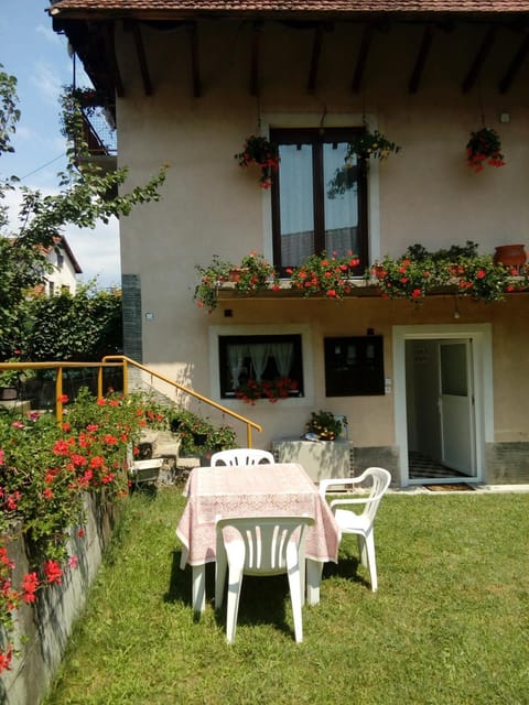 Garden view, Street view