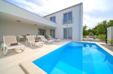 Property building, Facade/entrance, BBQ facilities, Garden, Balcony/Terrace, Swimming pool