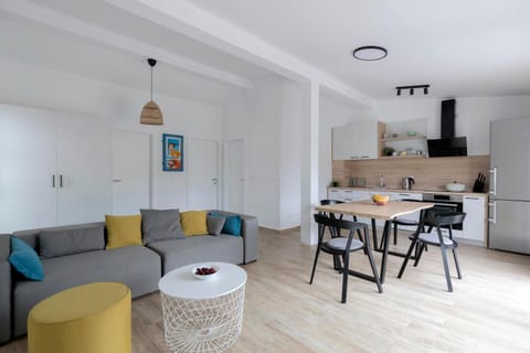 Kitchen or kitchenette, Living room, Photo of the whole room, Seating area, Dining area, minibar, pet friendly