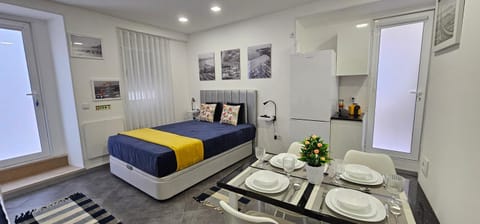 Bed, Dining area