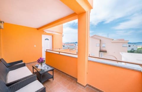 Property building, Day, Balcony/Terrace