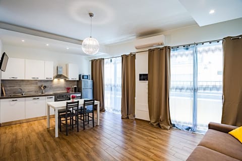 Kitchen or kitchenette, Living room, Seating area, Dining area