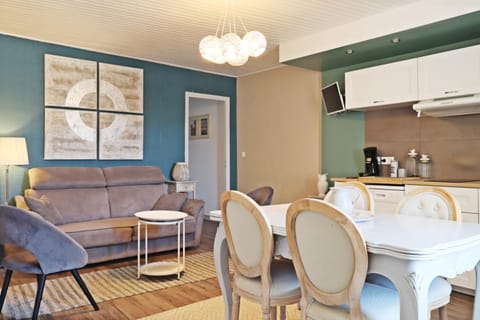 Coffee/tea facilities, Kitchen or kitchenette, Living room, Seating area, Dining area
