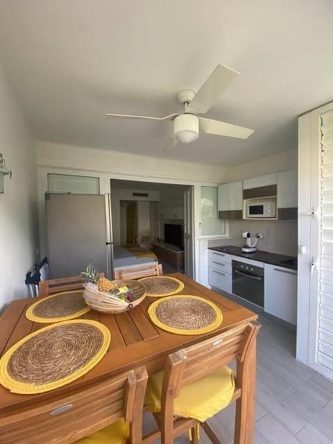 Kitchen or kitchenette, Dining area, oven, stove