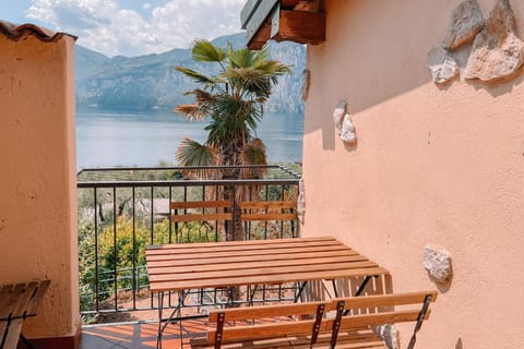 Balcony/Terrace, Lake view, Mountain view