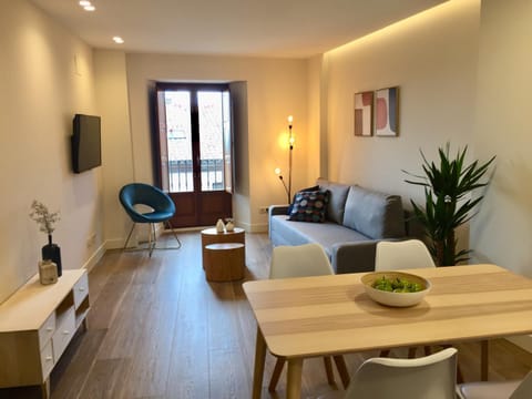 TV and multimedia, Living room, Seating area, Dining area