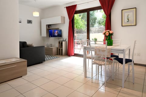 Communal lounge/ TV room, TV and multimedia, Living room, Seating area, Dining area