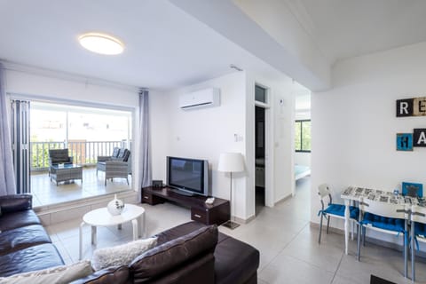 Communal lounge/ TV room, TV and multimedia, Living room, Seating area, Dining area, Evening entertainment, air conditioner