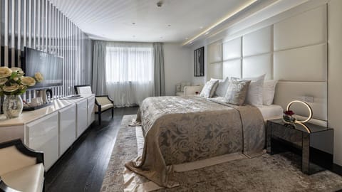 Bed, Seating area, Bedroom