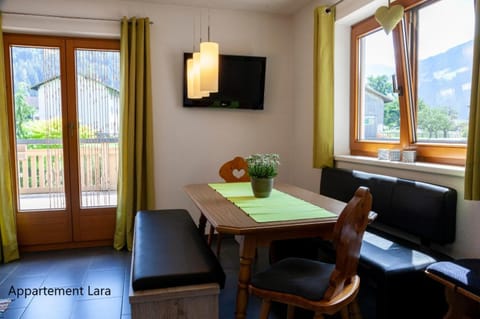 TV and multimedia, Seating area, Dining area