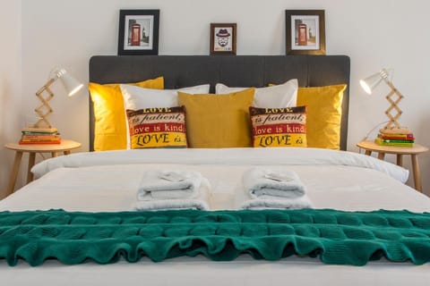Bed, Bedroom, towels