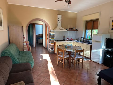 Kitchen or kitchenette, Living room, Seating area, Dining area, stove, kitchen