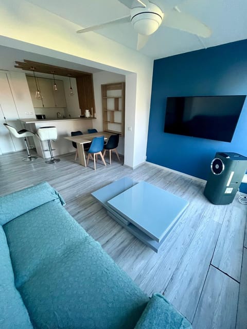 Apt Golfe Juan - 5min des plages - Parking privée - Piscine Rooftop Apartment in Antibes