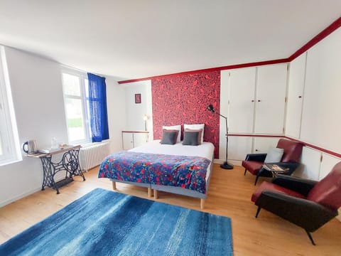 Photo of the whole room, furniture