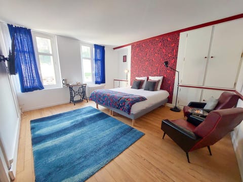 Photo of the whole room, Bedroom, furniture