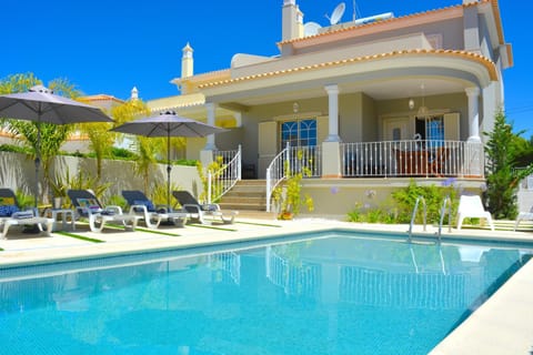 Property building, BBQ facilities, Balcony/Terrace, Swimming pool