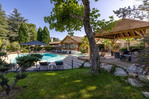 Property building, Patio, Spring, Day, Natural landscape, Garden, Garden view, Pool view, Swimming pool, sunbed