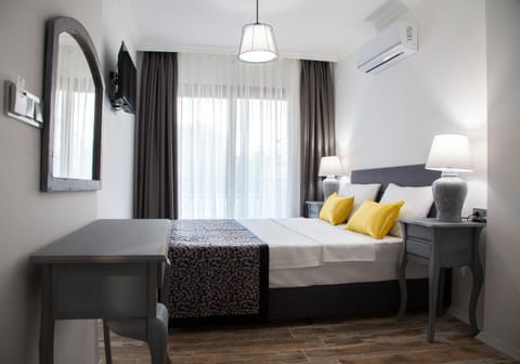 Bed, Balcony/Terrace, Photo of the whole room, Bedroom