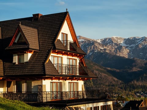 Property building, Facade/entrance, Off site, Day, Summer, Garden, Balcony/Terrace, Decorative detail, Hiking, Hiking, On site, City view, Garden view, Landmark view, Mountain view