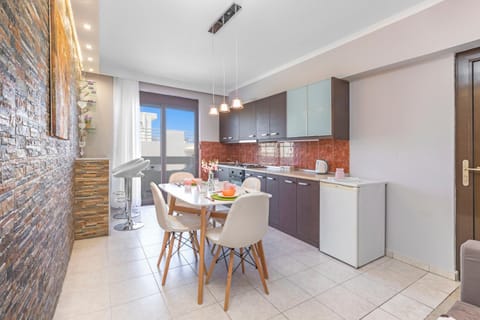 Kitchen or kitchenette, Living room, Seating area, Dining area