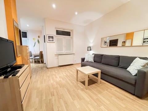 TV and multimedia, Living room, Seating area, Bedroom