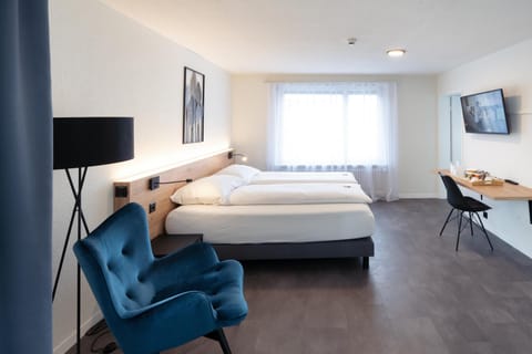 Bed, TV and multimedia, Photo of the whole room, Seating area, Bedroom