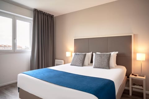 Bed, Photo of the whole room, Bedroom, City view