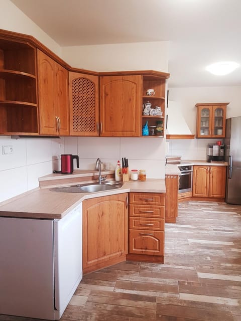 Kitchen or kitchenette, Communal kitchen
