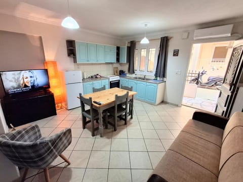 TV and multimedia, Kitchen or kitchenette, Living room, Seating area, Dining area, oven, stove