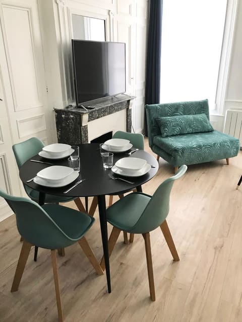 TV and multimedia, Living room, Seating area, Dining area