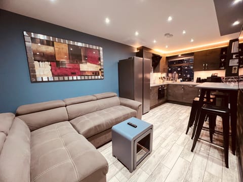 MODERN SUITES -5 Bedroom House- With FREE PARKING Birmingham city House in Birmingham