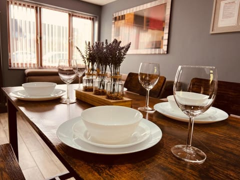 MODERN SUITES -5 Bedroom House- With FREE PARKING Birmingham city House in Birmingham