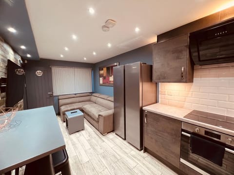 MODERN SUITES -5 Bedroom House- With FREE PARKING Birmingham city House in Birmingham
