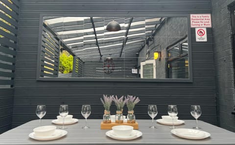 MODERN SUITES -5 Bedroom House- With FREE PARKING Birmingham city House in Birmingham