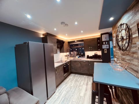 MODERN SUITES -5 Bedroom House- With FREE PARKING Birmingham city House in Birmingham