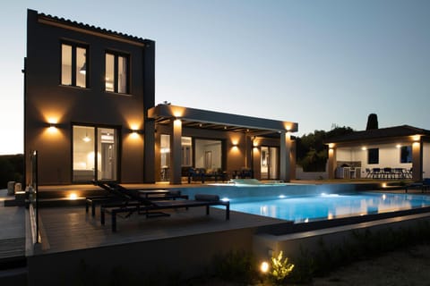 Property building, Patio, Balcony/Terrace, Swimming pool, Swimming pool