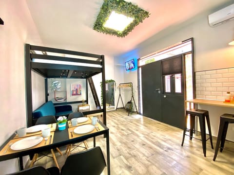 Photo of the whole room, Decorative detail, Non alcoholic drinks, bunk bed