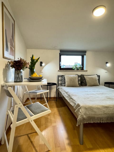Bed, Living room, Photo of the whole room, Seating area, towels