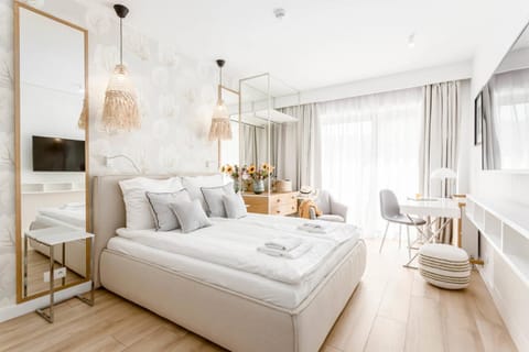 Bed, TV and multimedia, Living room, Photo of the whole room, Seating area, Bedroom, towels