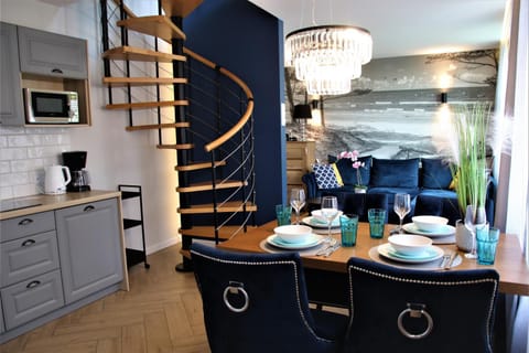 Kitchen or kitchenette, Seating area, Dining area