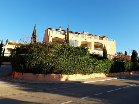 T2, jardin, véranda chambre, climatisation, parking privatif, proche à pied centre, plage, gare, pour 3 adultes ou 2 adultes avec 2 enfants Apartment in French Riviera
