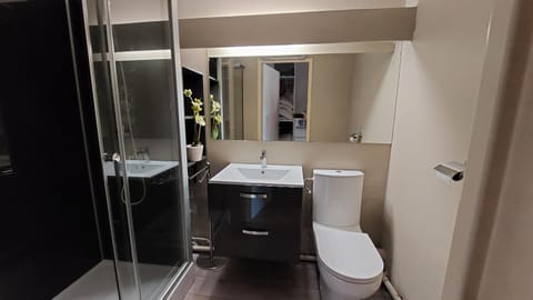 T2, jardin, véranda chambre, climatisation, parking privatif, proche à pied centre, plage, gare, pour 3 adultes ou 2 adultes avec 2 enfants Apartment in French Riviera